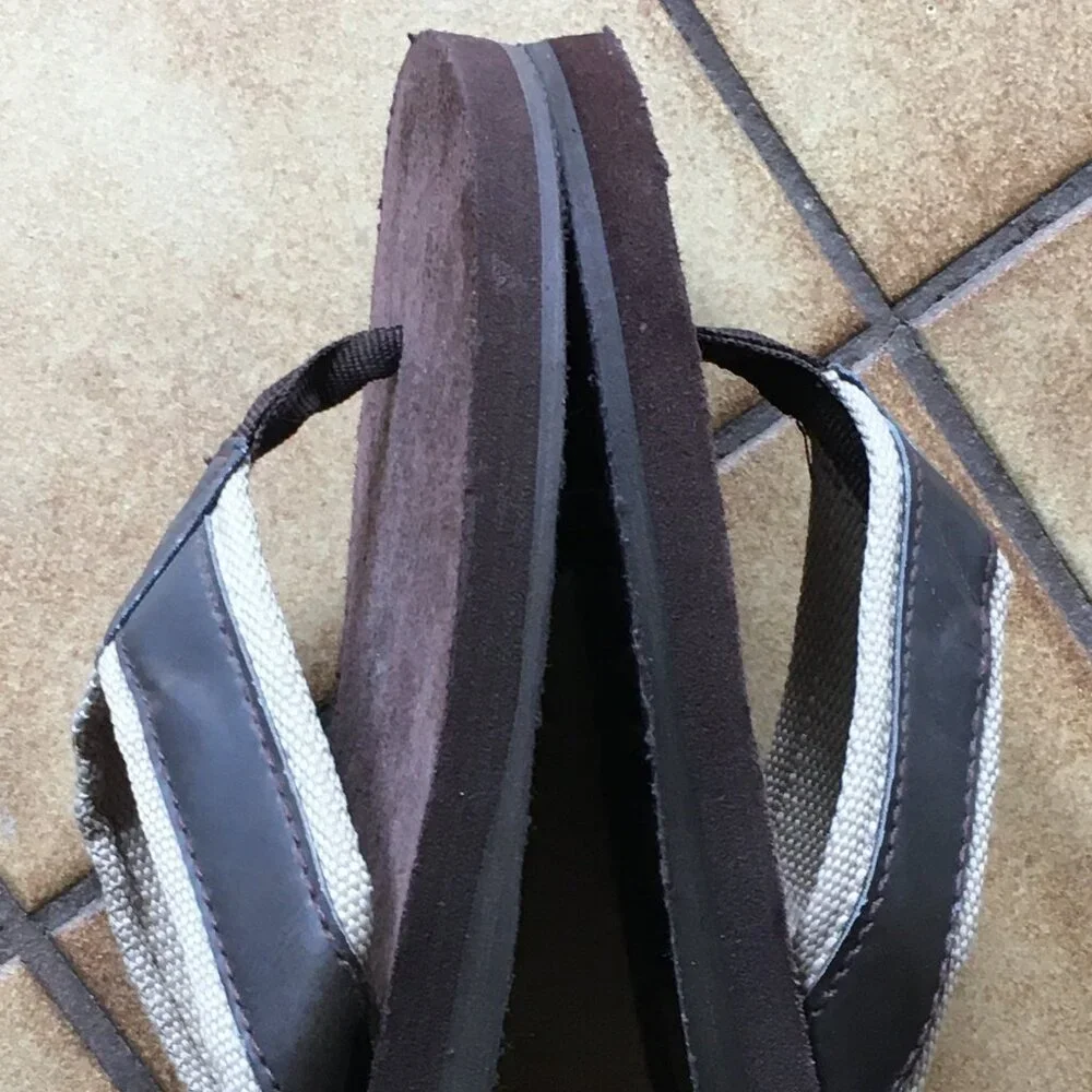 CHAPS Men’s Flip Flop Sandals Brown & Tan Memory Foam Size L (10-11) NWOT